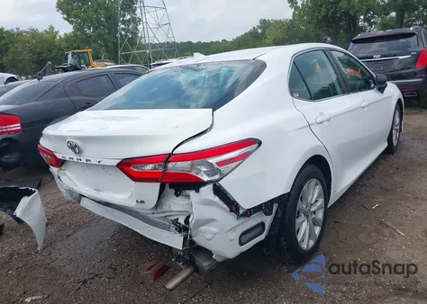 2020 Toyota Camry Le z USA, uszkodzony, nr VIN 4T1C11AK5LU345596